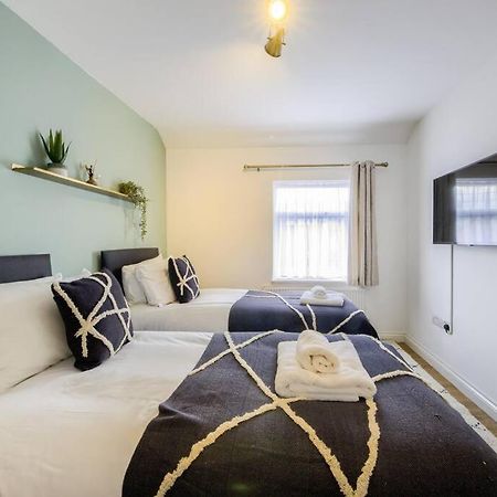 Low Rate For A 4-Bedroom House In Coventry With Free Unlimited Wi-Fi 2 Car Parking 53 Qmc Exterior foto