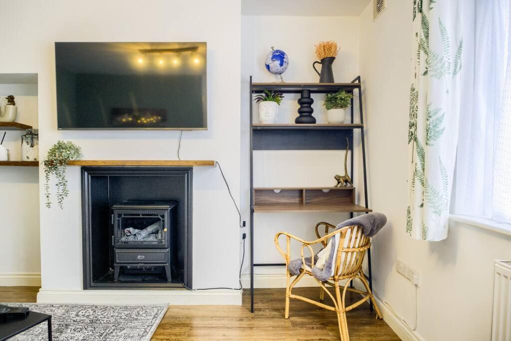 Low Rate For A 4-Bedroom House In Coventry With Free Unlimited Wi-Fi 2 Car Parking 53 Qmc Exterior foto
