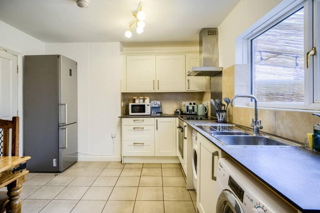 Low Rate For A 4-Bedroom House In Coventry With Free Unlimited Wi-Fi 2 Car Parking 53 Qmc Exterior foto
