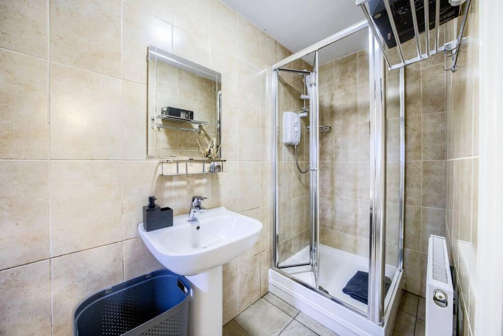 Low Rate For A 4-Bedroom House In Coventry With Free Unlimited Wi-Fi 2 Car Parking 53 Qmc Exterior foto