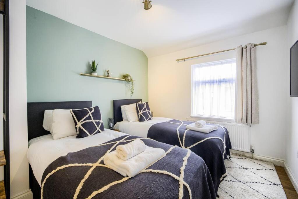 Low Rate For A 4-Bedroom House In Coventry With Free Unlimited Wi-Fi 2 Car Parking 53 Qmc Exterior foto