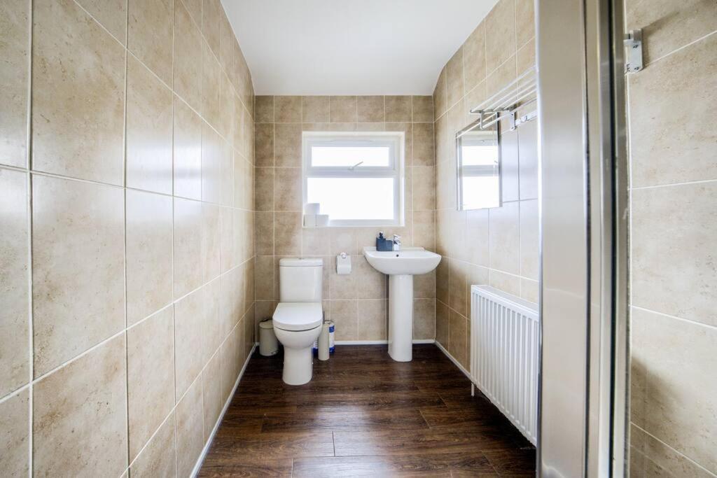 Low Rate For A 4-Bedroom House In Coventry With Free Unlimited Wi-Fi 2 Car Parking 53 Qmc Exterior foto